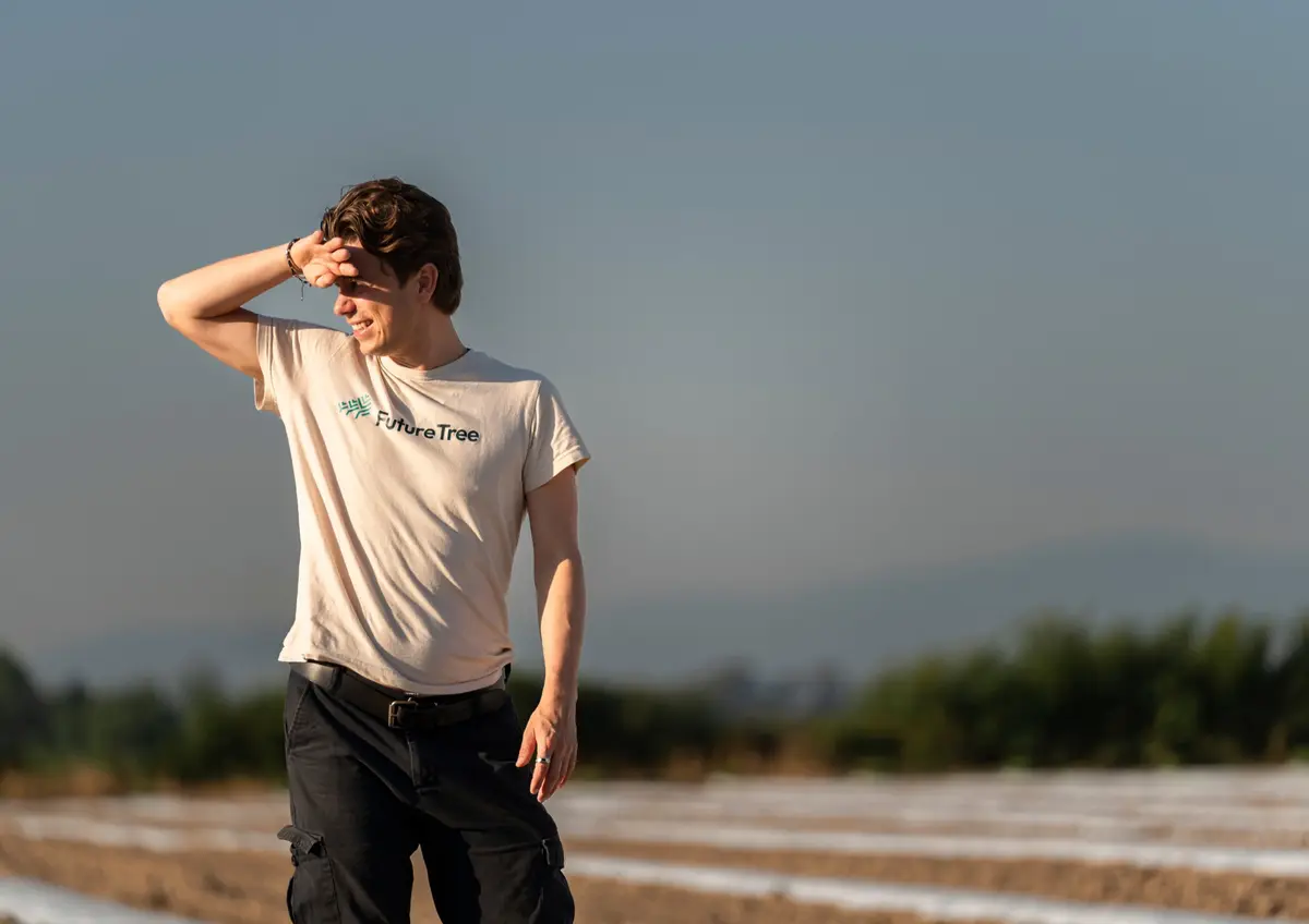 FutureTree-Teammitglied bei der Begehung einer Plantage